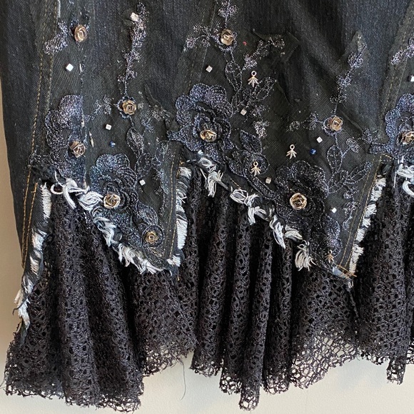 Chic Black Floral Embroidered Skirt - Picture 3 of 11